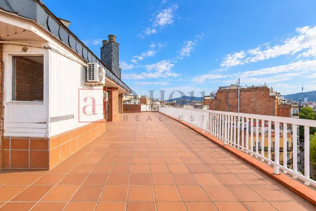 Ático esquinero con terraza de 125m2 y vistas panorámicas a toda Barcelona en sant antoni — 4