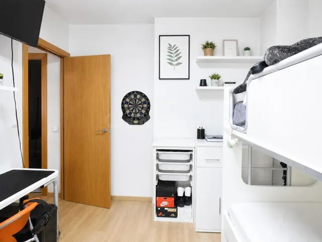 Amplia vivienda seminueva con dos terrazas, zona comunitaria y dos plazas de parking opcionales en la zona de Sagrada Família de Manresa — 9