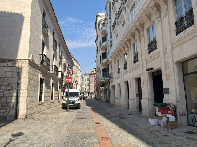 Amplia Plaza de Garaje en el Corazón del Casco Antiguo de Bu