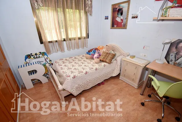 CHALET SEMINUEVO CON GARAJE, PISCINA Y AMPLIA PARCELA — 27