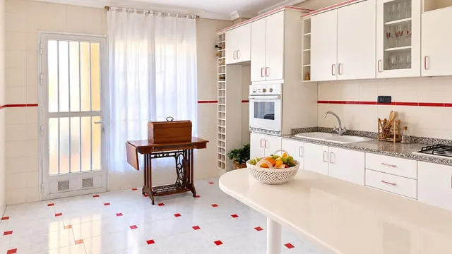 Casa de dos plantas 5 dormitorios 2 cocinas garaje terraza y buhardilla — 8