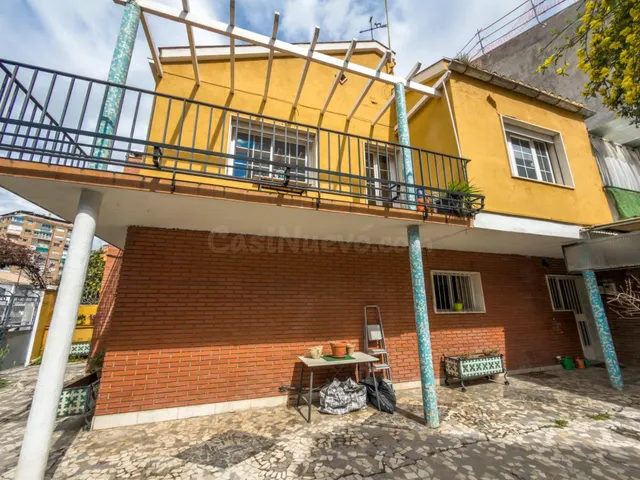 DISFRUTE DEL CENTRO DE GRANADA SIN RENUNCIAR A LAS COMODIDADES DE UNA CASA PAREADA CON JARDIN. — 2
