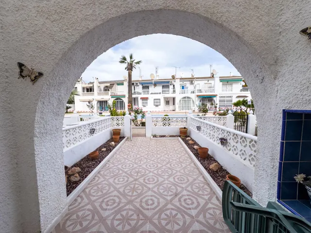 Encantador adosado de 2 plantas en Nueva Torrevieja — 2 dormitorios, 2 baños, gran patio y piscina comunitaria — 6