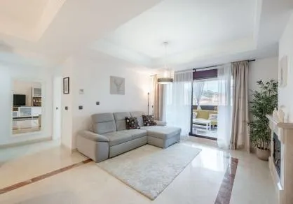 Apartamento en planta baja elevada con jardín privada, en La Mairena. — 6