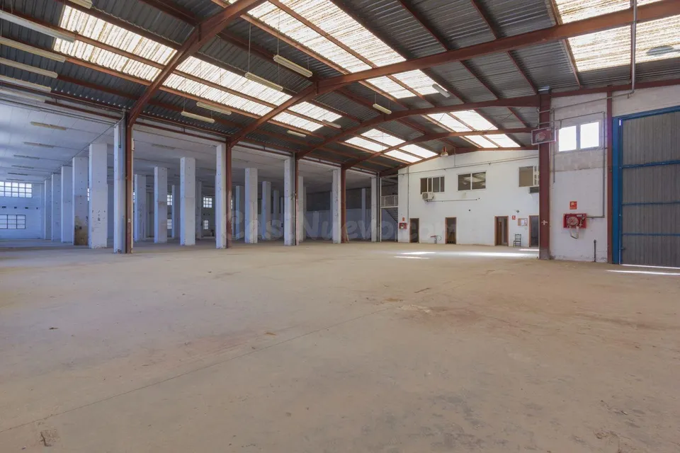 Nave industrial de 1.500 m2 en calle Ciudad de Sevilla