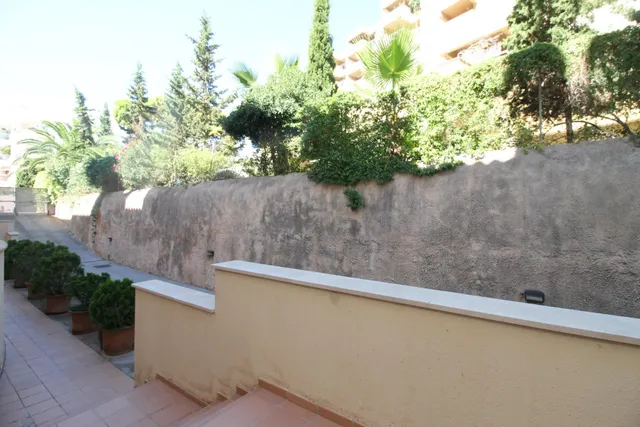 PLANTA BAJA CON JARDIN , GARAJES, TRASTERO Y PISICINA COMUNITARIA JUNTO A MARIVENT — 30
