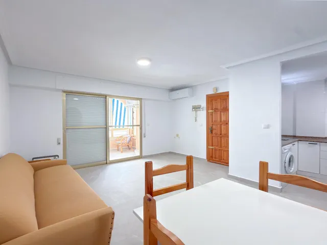 OPORTUNIDAD! Fantástico apartamento reformado con confortable terraza y vistas despejadas (210 Mts playa) — 8