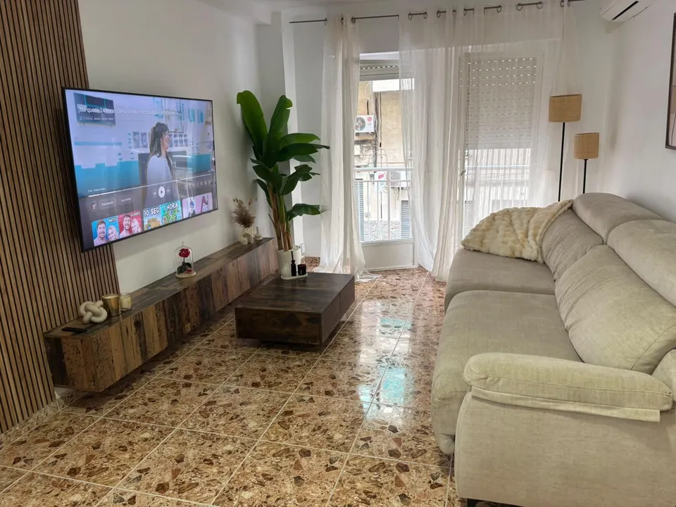 Te ofrecemos este bonito piso de 2 habitaciones y vestidor en bloque con ascensor recién reformado!
