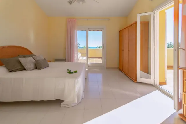 Magnifica villa de 347m2, situada a 1ª línea de mar — 24
