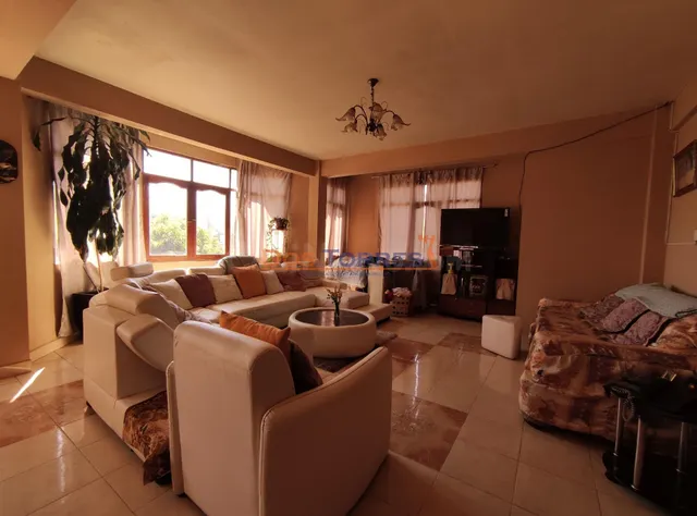 Amplia casa ideal para negocio y vivienda sobre Avenida próx - foto 2