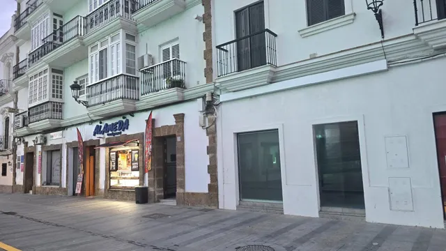 LOCAL COMERCIAL EN EL CENTRO DE CHICLANA — 2