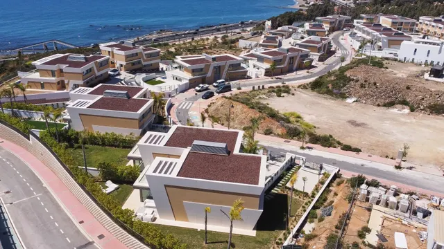 Pareado de 4 dormitorios y 4 baños con vistas al mar y lista - foto 3