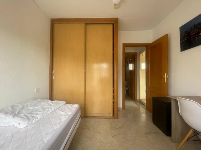 Amplia habitación  en Granada, Ideal para Estudiantes — 28
