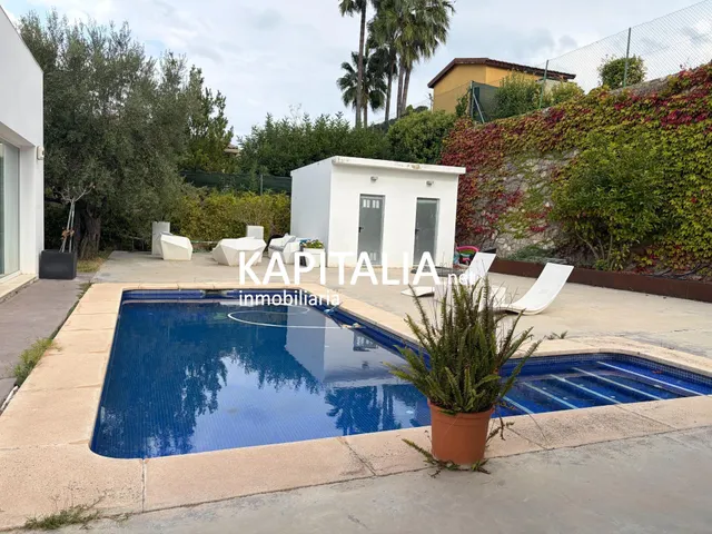 ESPECTACULAR CHALET DE DISEÑO EN URBANIZACIÓN CON PISCINA. — 7