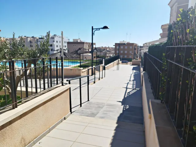 Amplio Adosado en Calas de Santiago Bernabeu , 3 dorm. 3 baños , Garaje , Piscina comun. etc. — 27