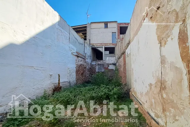 ¡OPORTUNIDAD INCREÍBLE! TERRENO URBANO AMPLIO Y CON COCHERA — 42