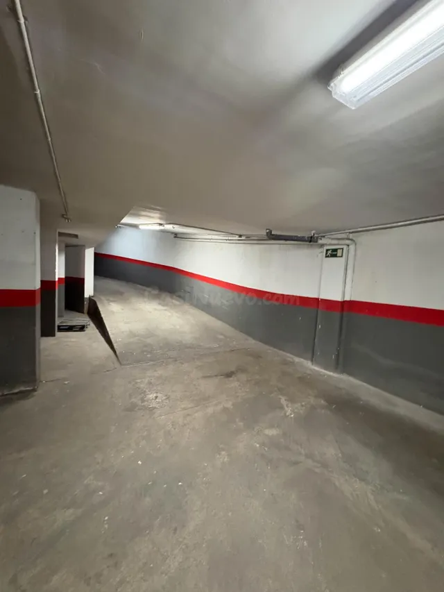 AMPLIA PLAZA DE GARAJE PARA SUV, BERLINA O COCHE Y MOTO JUNT - foto 3
