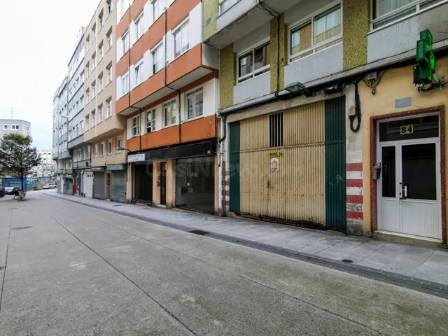 Bajo amplio, con portón de entrada de vehículos, en la calle