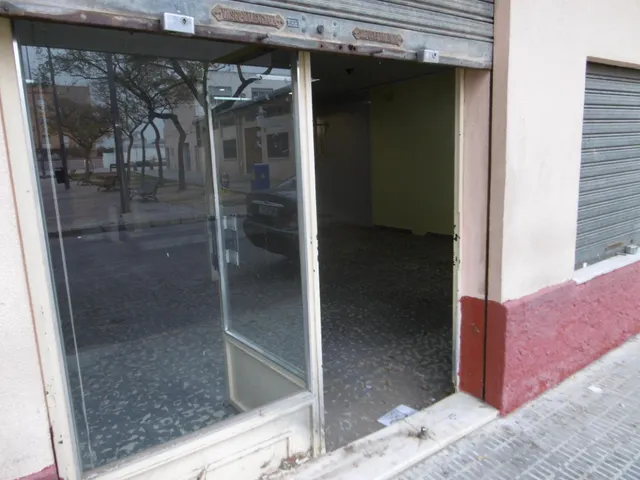 LOCAL COMERCIAL CON MUCHA FACHADA — 10