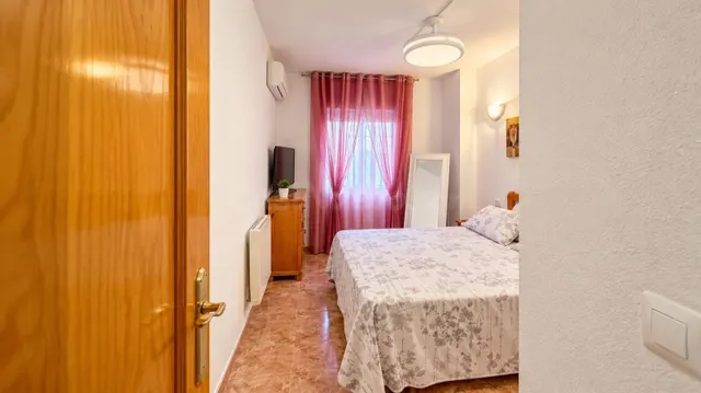 Bonito piso de 2 habitaciones con piscina comunitaria cerca del centro de Torrevieja. — 3
