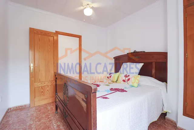¡A SOLO 1 MINUTO DE LA PLAYA! CÉNTRICO APARTAMENTO EN PRIMERA PLANTA DE 3 DORMITORIOS Y TERRAZA CON VISTAS AL MAR, EN LOS ALCÁZARES, MURCIA. — 13