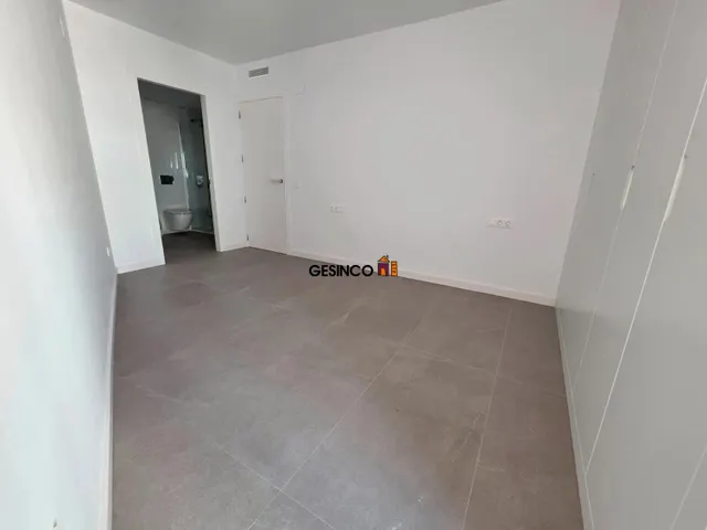 PISO EN TERCERA PLANTA SIN AMUEBLAR MUY CÉNTRICO — 7