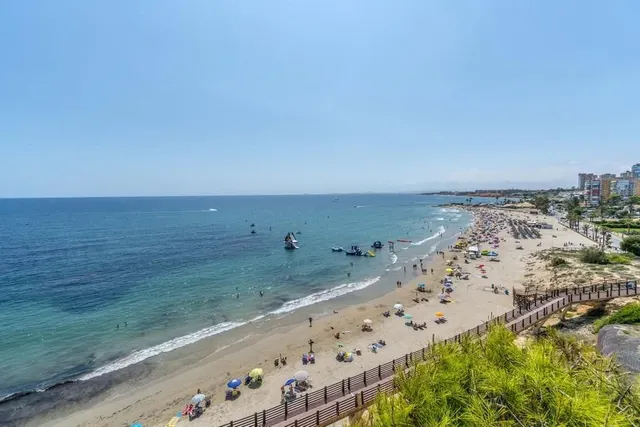 VILLA DE 7 DORMITORIOS Y 3 BAÑOS EN DEHESA DE CAMPOAMOR (ORIHUELA COSTA) — 24
