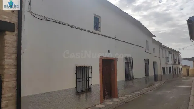 SE VENDE CASA DE PUEBLO -- LEZUZA