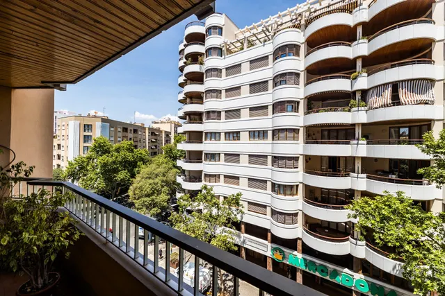 Piso amplio con posibilidad de parking en Calle Aragón — 35