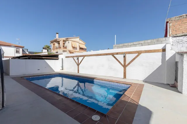 MAGNIFICA UNIFAMILIAR ADOSADA DE 4 PLANTAS EN LOMA LINDA CON PISCINA COMUNITARIA — 2