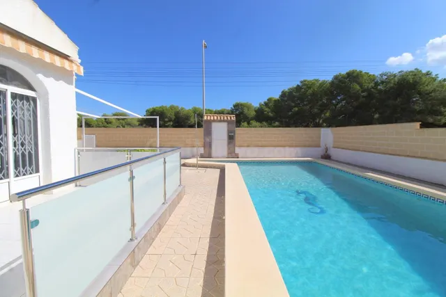 Chalet independiente con piscina privada, jardín y garaje en El Chaparral, Torrevieja — 3