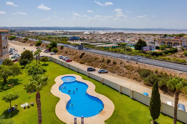 Apartamento moderno en planta baja con piscina — 9
