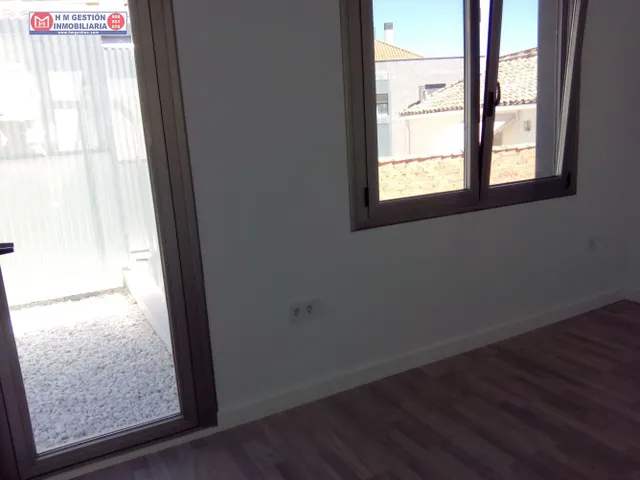local totalmente nuevo, con mas de 140 metros, en policlínica de nueva creación, con despacho y aseo, ascensor, suelos de tarima, muy buena iluminación natural, cercano al hospital. Tambíen se pue — 4