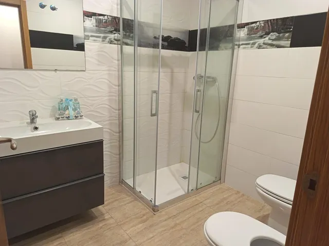 Se vende piso para entrar a vivir a 20 minutos de Alicante, con todos los servicios a mano, ascensor, plaza de garaje y trastero — 20