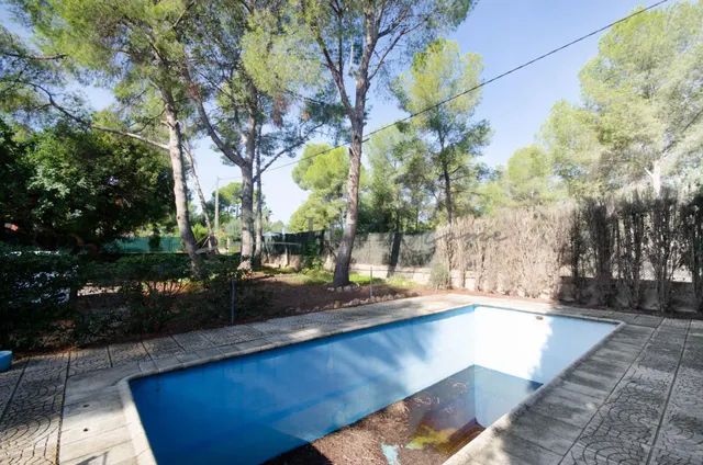 Ref. 04405.- EXCLUSIVA.- Chalet independiente con piscina en Urb. Camp Llíria. — 38