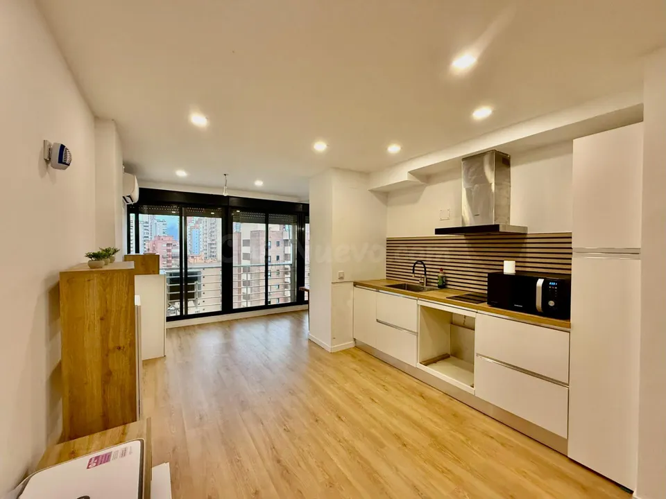 Piso reformado de 1 dormitorio en el edificio playmon f, con piscina y vistas despejadas en Benidorm