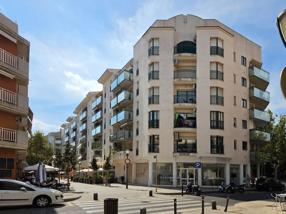 LOCAL COMERCIAL DE 60 M2 EN UNA DE LAS ZONAS MÁS TRANSITADAS DE CAMBRILS ?