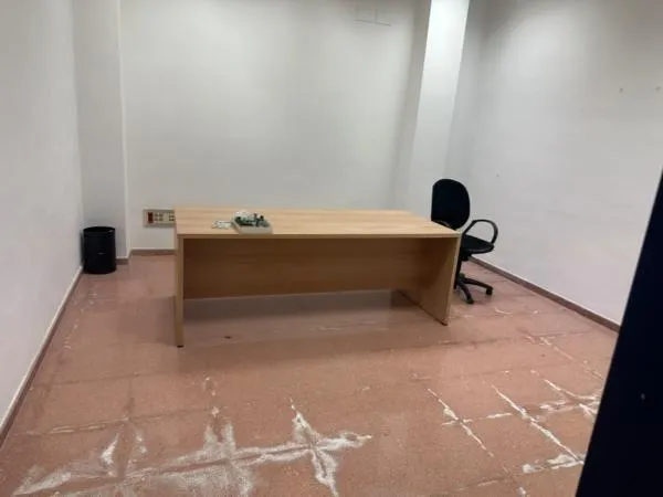 Centro de trabajo, local comercial — 13
