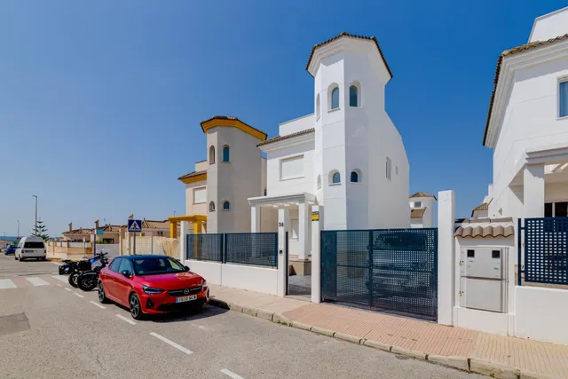 Villa Independiente en San Fulgencio, 3 dormitorios, 3 baños — 40