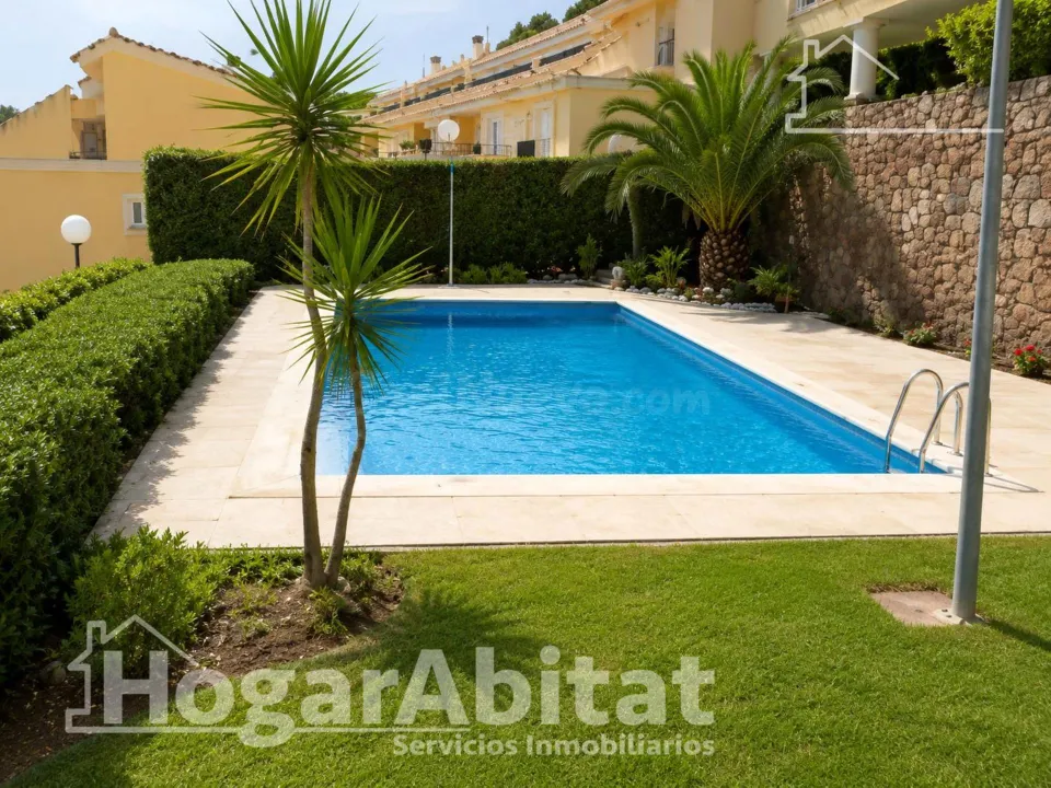 SEMINUEVO PAREADO CON PISCINA Y GARAJE EN URBANIZACION EL BOSQUE