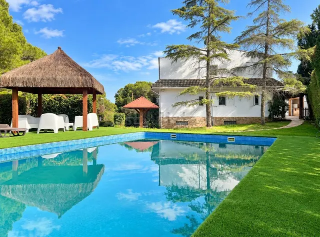 Chalet independiente con piscina privada y 6 dormitorios en La Cañada — 3