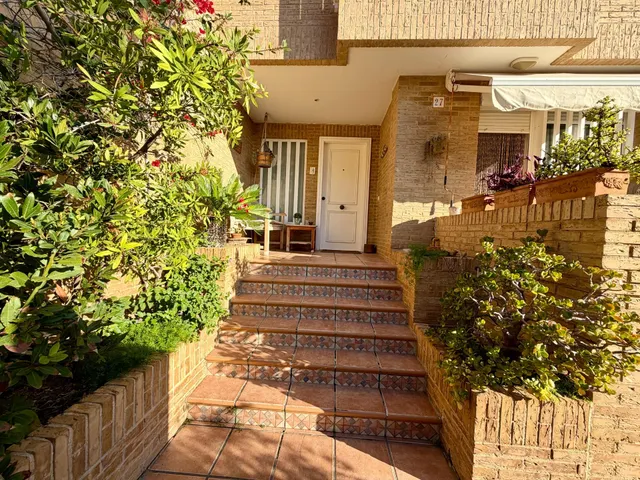 Chalet adosado esquinero con jardín privado, terrazas y garaje doble en La Patacona — 2