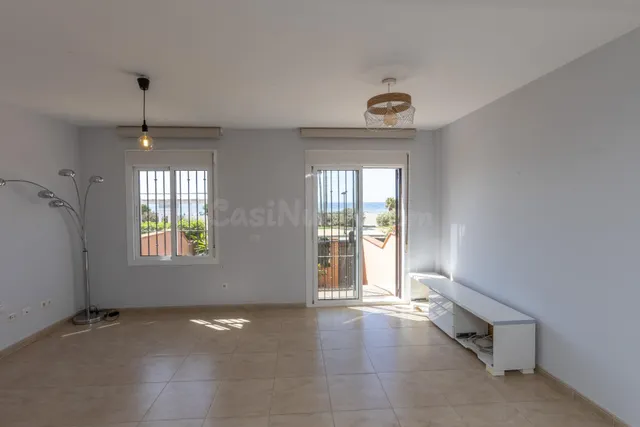 Adosado en primera línea de playa con vistas frontales al mar — 15