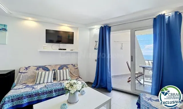 Apartamento reformado con vista al mar en primera línea de p - foto 5