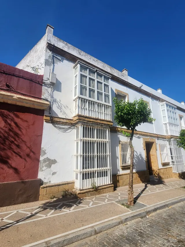 CASA DE DOS PLANTAS EN EL CENTRO CON MULTIPLES POSIBILIDADES