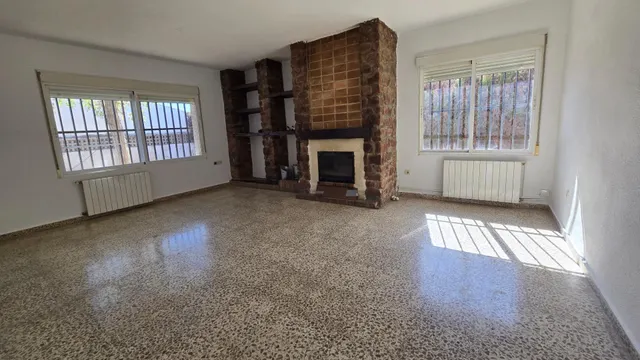 Amplia Casa en Las Gabias con Potencial de Reforma y Excelen - foto 3