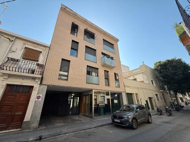 Venta de Local + Garaje en Calle Industria de Calella - foto 2