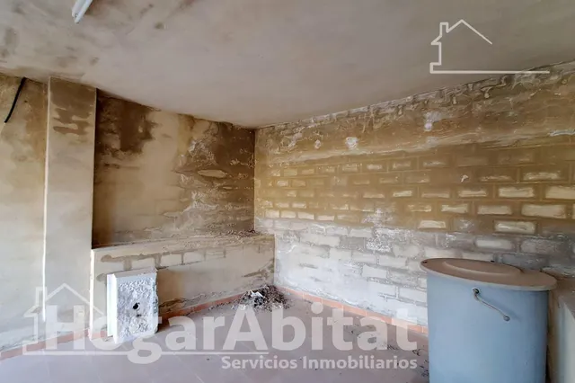 ¡OPORTUNIDAD INCREÍBLE! TERRENO URBANO AMPLIO Y CON COCHERA — 18
