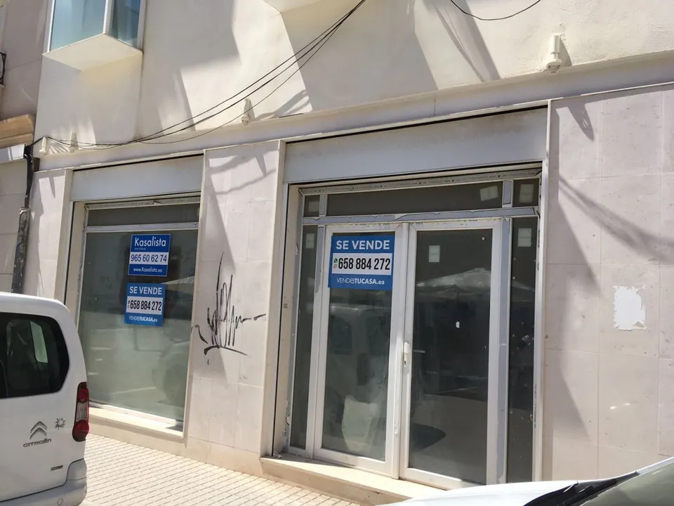 local comercial 90 m2. enfrente del mercado central de Novelda