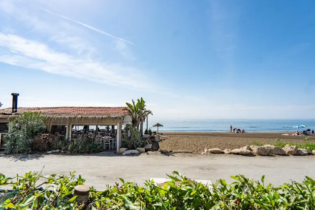 Alquiler de temporada. Primera línea de playa: piso con vistas al mar y maravilloso jardín. — 33